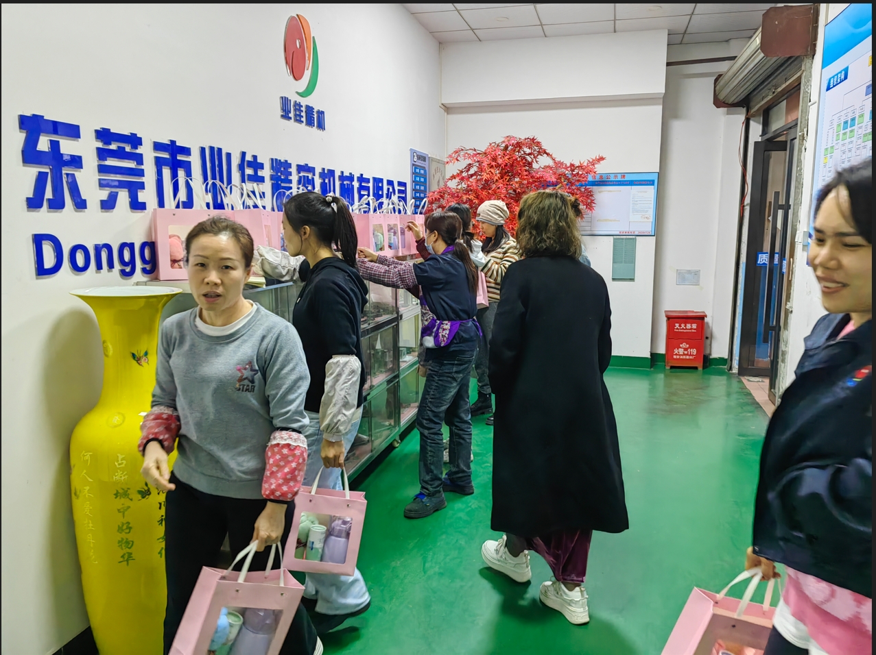 女神节，汉中市MG冰球突破官网精密机械为整个女职工筹备的心意