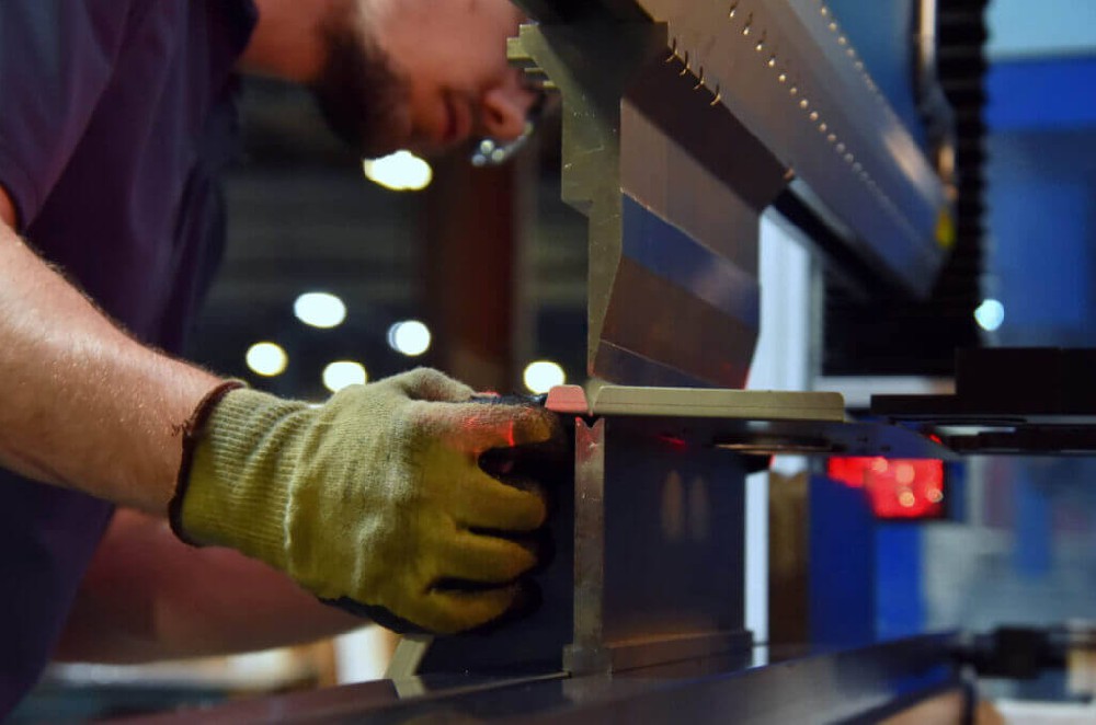 CNC折弯入门：精密零件造作指南